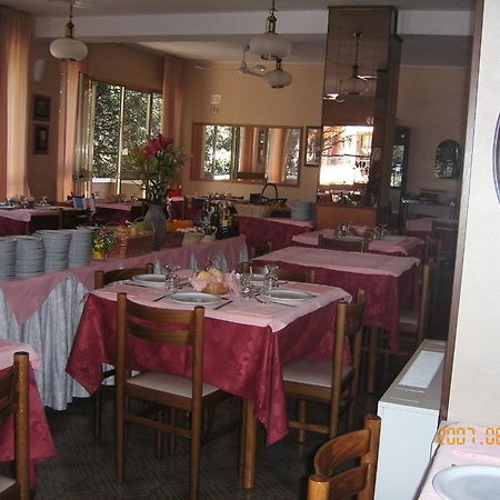 Hotel Marselli Римини Екстериор снимка