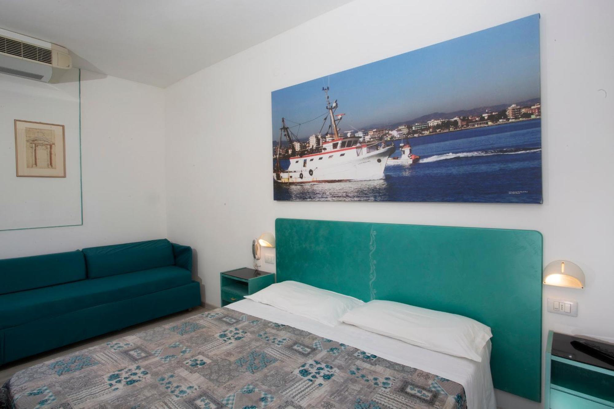 Hotel Marselli Римини Екстериор снимка