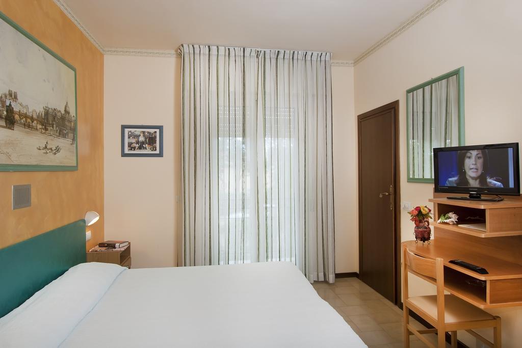 Hotel Marselli Римини Екстериор снимка