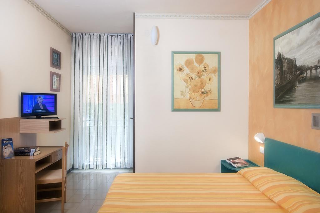 Hotel Marselli Римини Екстериор снимка