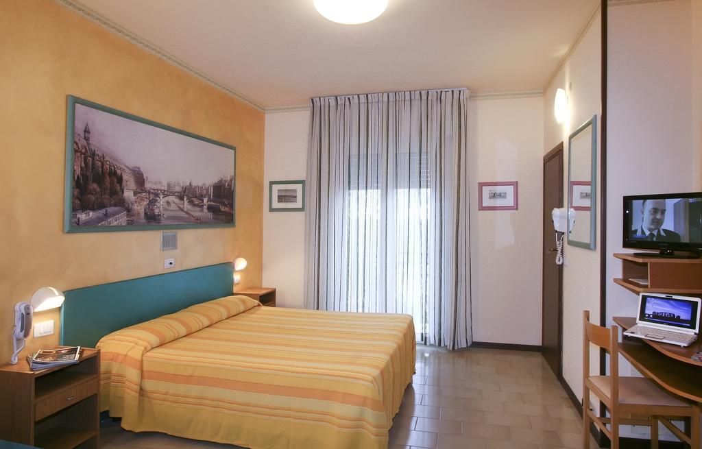 Hotel Marselli Римини Екстериор снимка