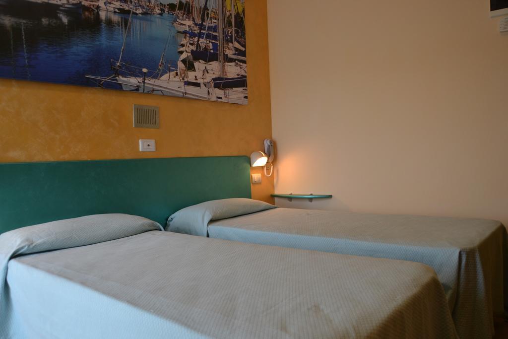 Hotel Marselli Римини Екстериор снимка