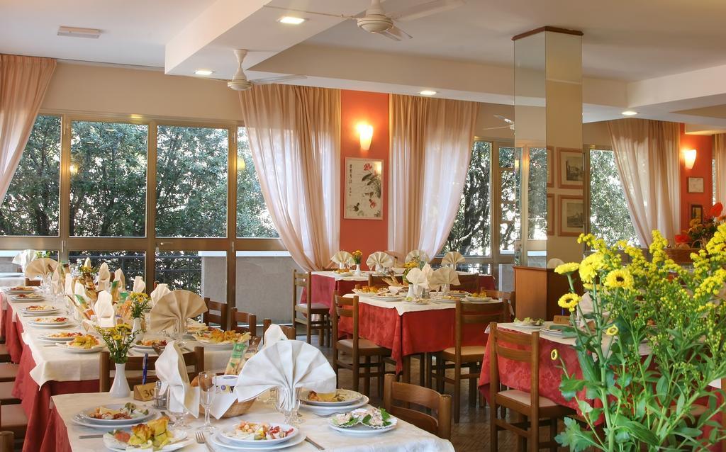 Hotel Marselli Римини Екстериор снимка