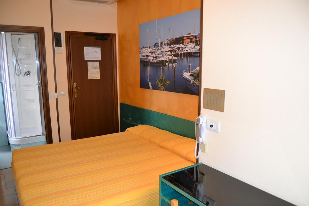 Hotel Marselli Римини Екстериор снимка