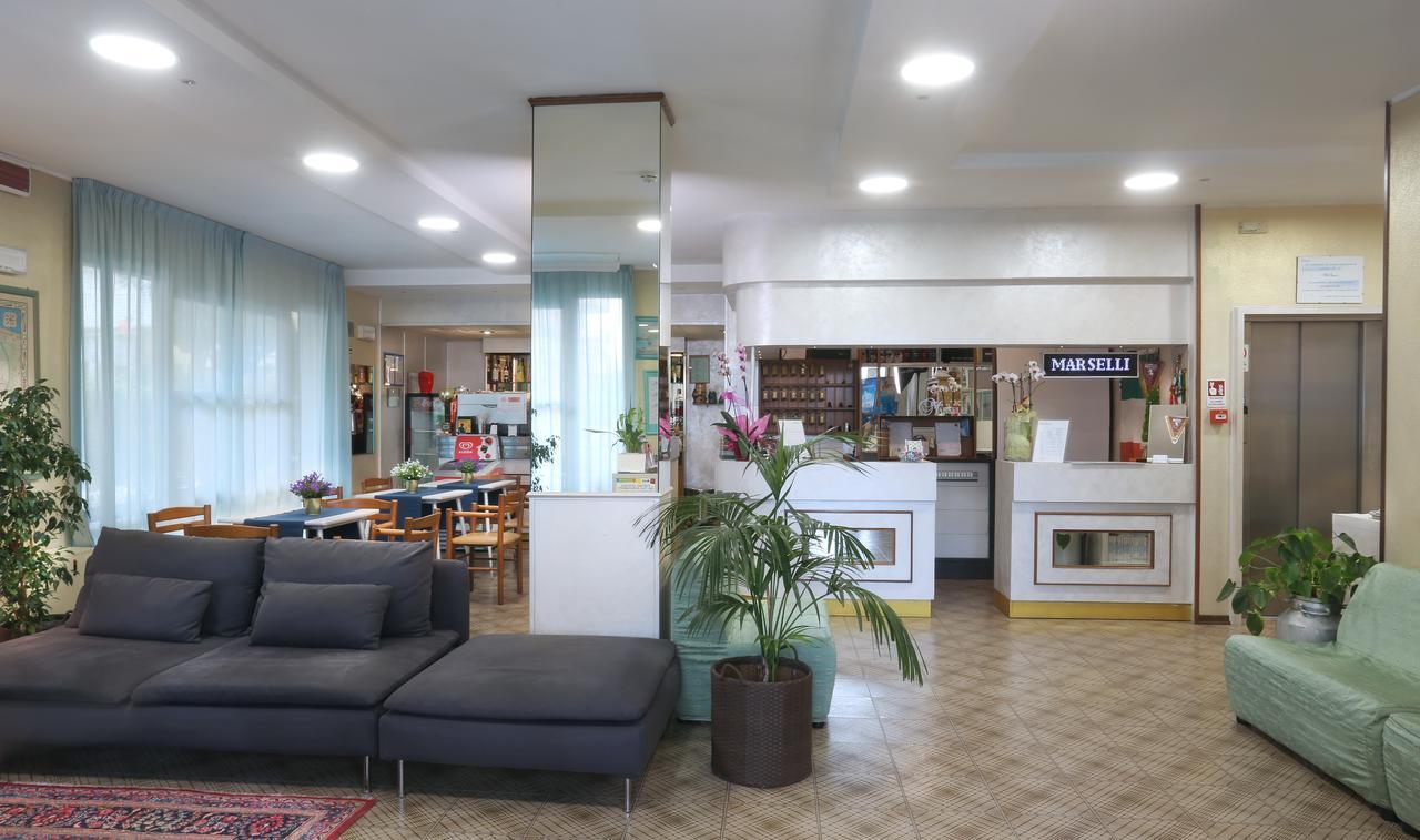 Hotel Marselli Римини Екстериор снимка