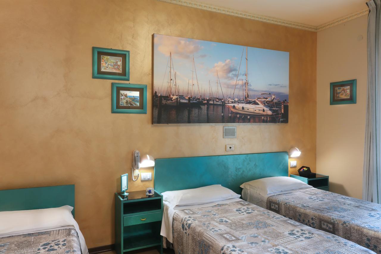 Hotel Marselli Римини Екстериор снимка