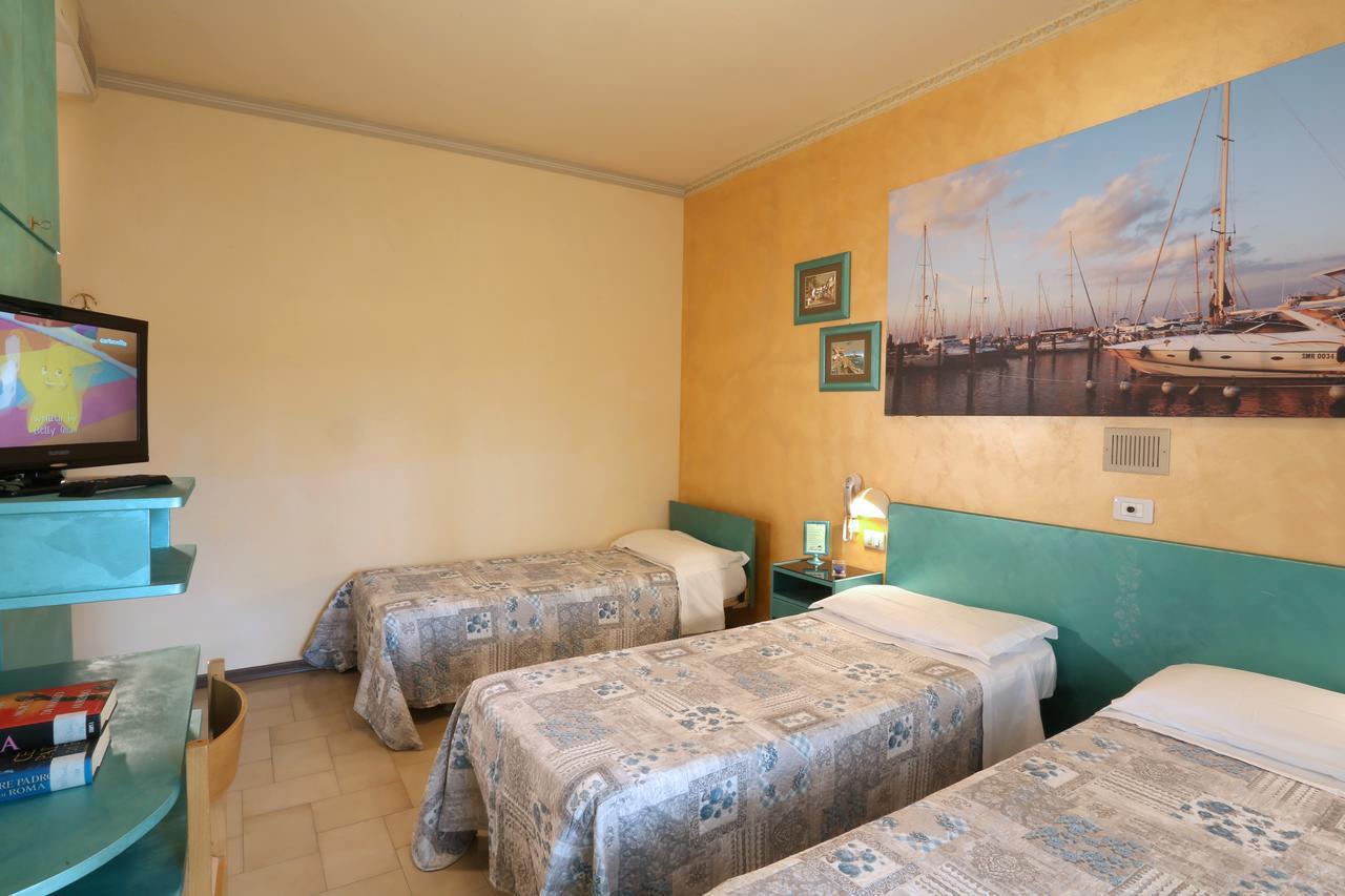 Hotel Marselli Римини Екстериор снимка