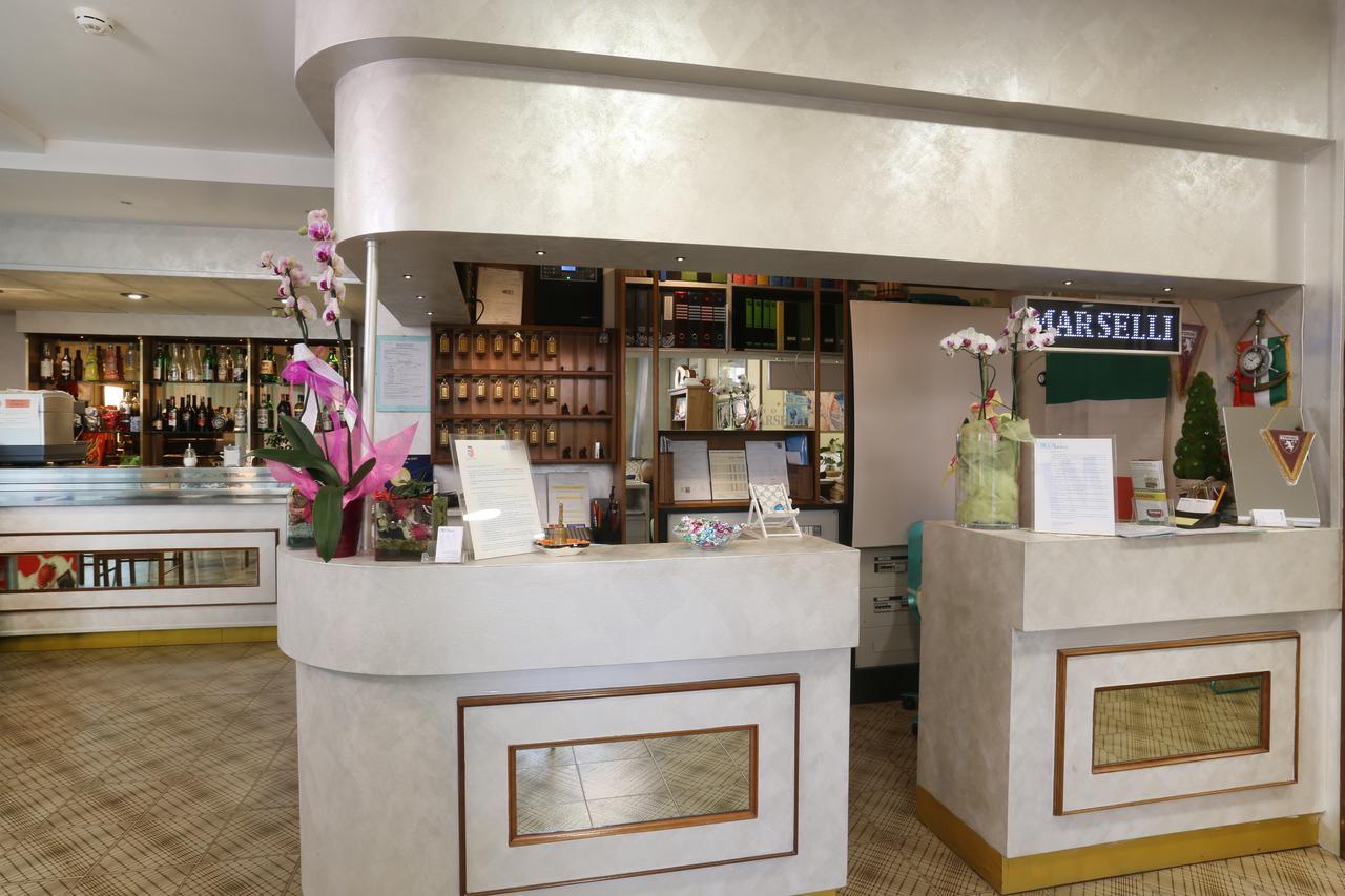 Hotel Marselli Римини Екстериор снимка